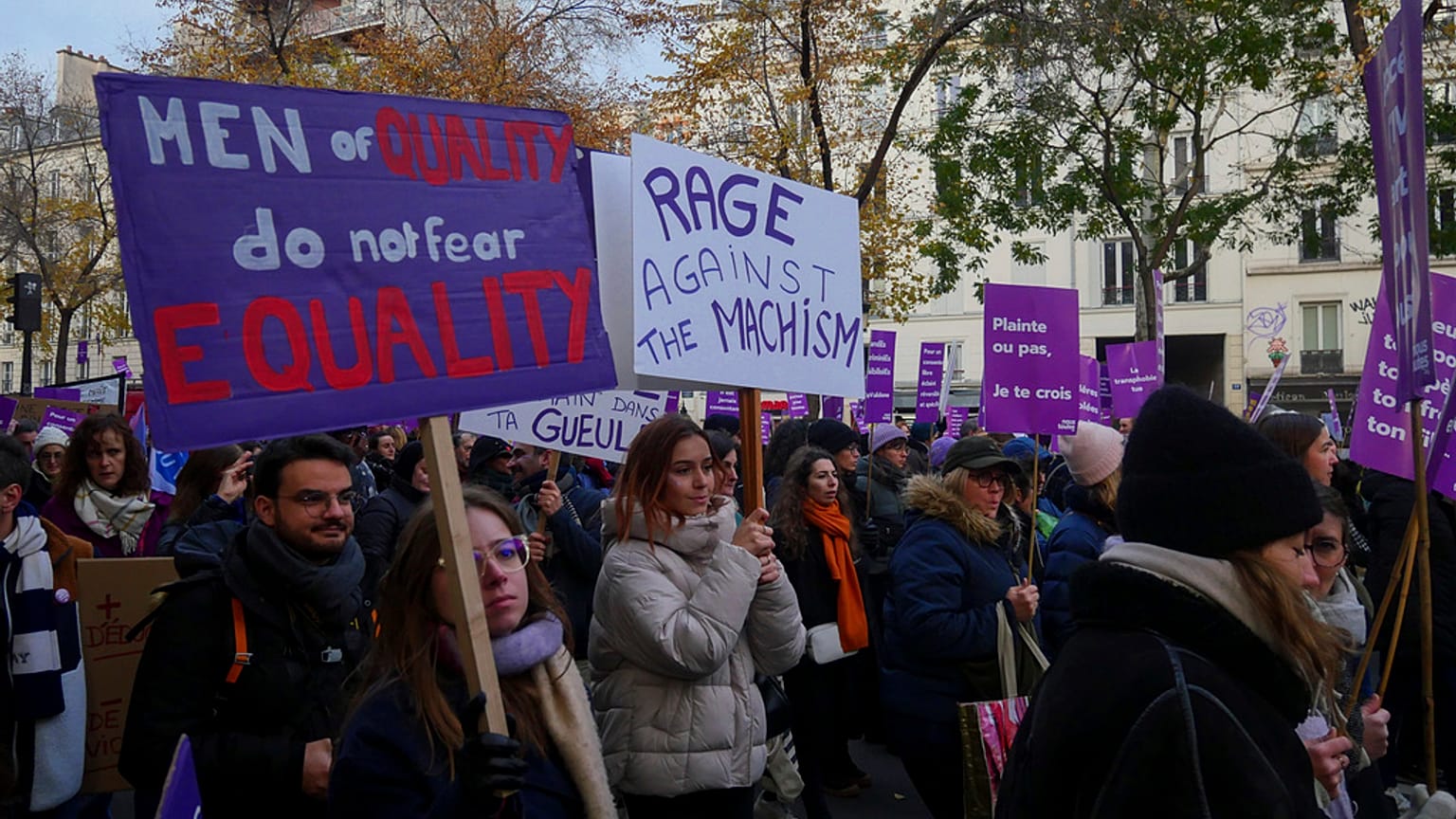Plakátok az egyik franciaországi tüntetésen