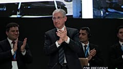 Mukhtar Babayev, presidente de la COP29, en el centro, aplaude durante una sesión plenaria de clausura de la Cumbre del Clima de la ONU COP29, el 24 de noviembre de 2024.