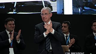 Mukhtar Babayev, presidente de la COP29, en el centro, aplaude durante una sesión plenaria de clausura de la Cumbre del Clima de la ONU COP29, el 24 de noviembre de 2024.