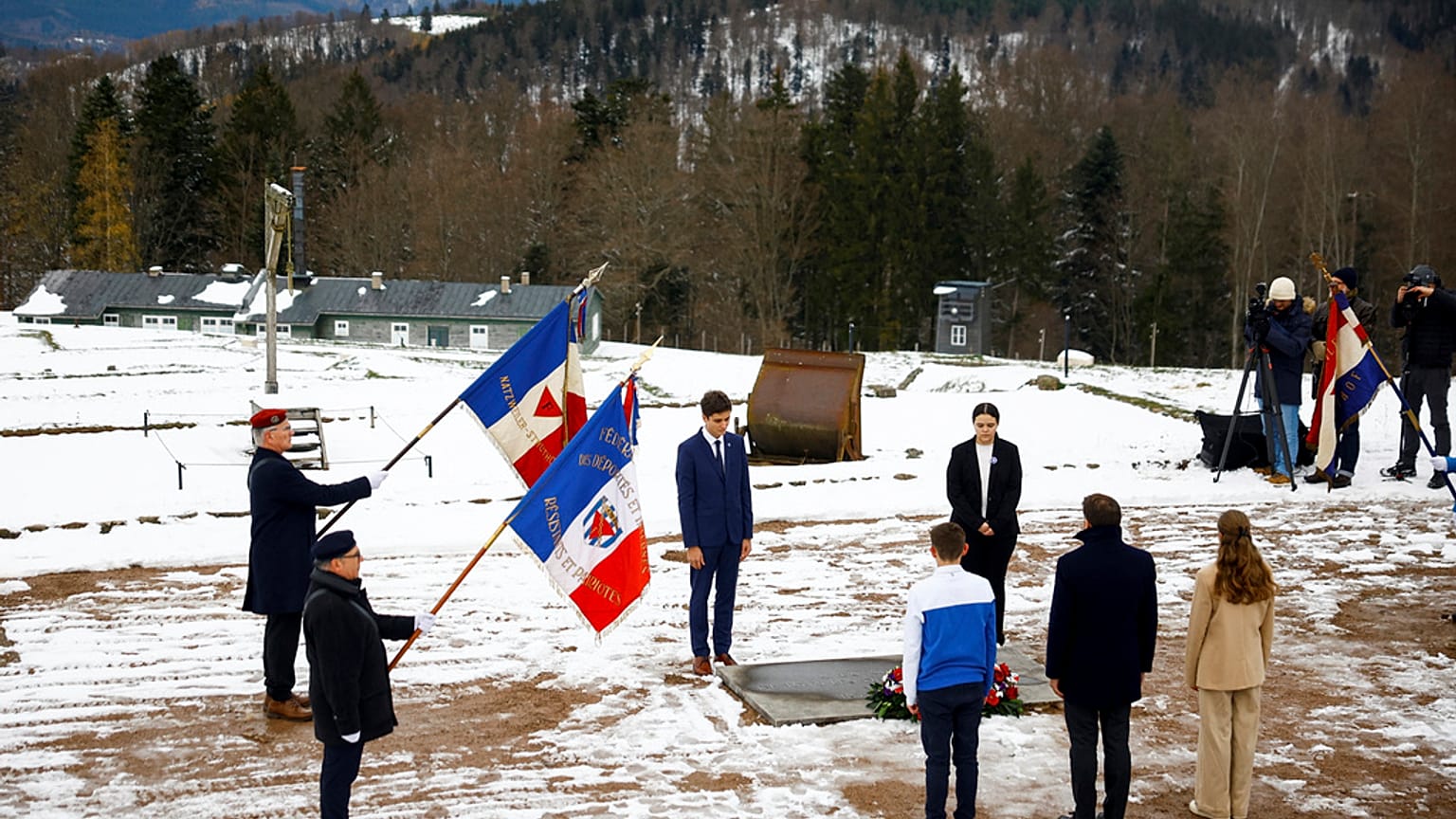 Macron nimmt an einer Gedenkstättenführung auf dem Gelände des Konzentrationslagers Natzweiler-Struthof teil, Samstag, 23.11.2024. 