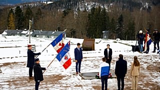 Macron nimmt an einer Gedenkstättenführung auf dem Gelände des Konzentrationslagers Natzweiler-Struthof teil, Samstag, 23.11.2024.