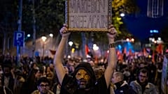 Manifestantes marcham para protestar contra a subida em flecha do preço do aluguer de um apartamento em Barcelona, Espanha, sábado, 23 de novembro de 2024. 