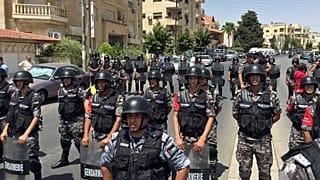 شرطة مكافحة الشغب الأردنية تعترض طريق عدة مئات من المحتجين الذين هتفوا ”الموت لإسرائيل“ بعد مقتل محمد الجواودة على يد حارس أمن السفارة الإسرائيلية في عمان ، 28 يوليو 2017
