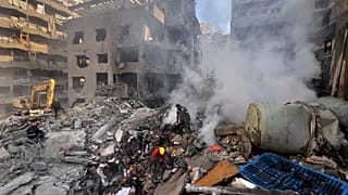 عمال الإنقاذ يبحثون عن ضحايا في موقع الغارة الجوية الإسرائيلية التي ضربت وسط بيروت، لبنان، السبت، 23 نوفمبر/تشرين الثاني 2024