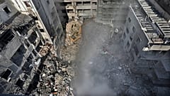 Εργαζόμενοι διάσωσης αναζητούν θύματα στο σημείο της ισραηλινής αεροπορικής επιδρομής που έπληξε το κέντρο της Βηρυτού, 23 Νοεμβρίου, 2024