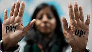 Un manifestante muestra unas manos en las que se lee "paguen" durante una protesta por la financiación climática en la Cumbre del Clima de la ONU COP29, el sábado 23 de noviembre de 2024, en Bakú, Azerbaiyán.