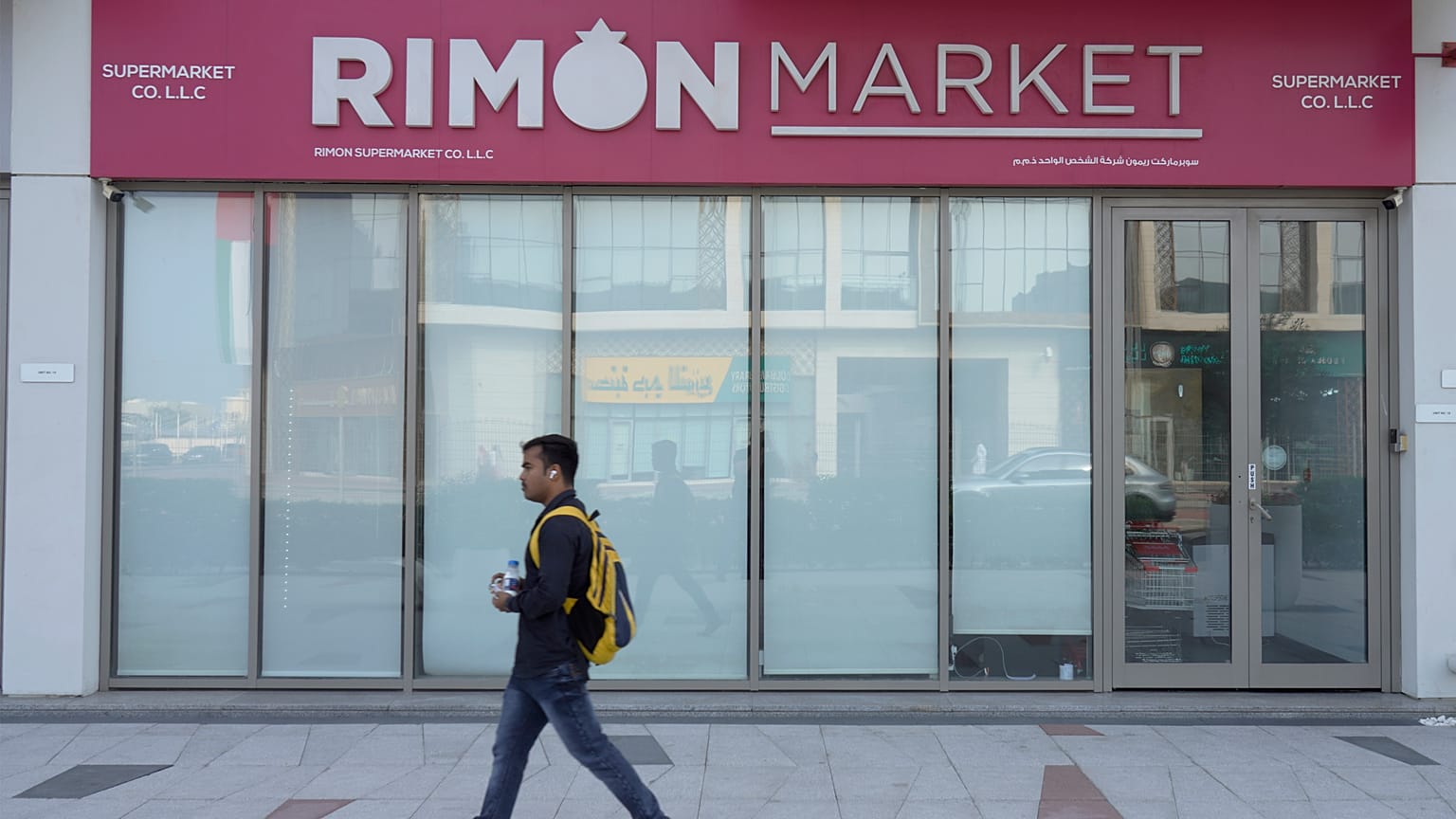 Bir adam, Birleşik Arap Emirlikleri'nin Dubai kentinde merhum Haham Zvi Kogan tarafından işletilen Rimon Market'in önünden geçiyor, 24 Kasım 2024.