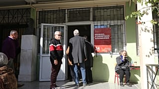 Μέλη και φίλοι του ΣΥΡΙΖΑ- ΠΣ ψηφίζουν στις εσωκομματικές εκλογές για την ανάδειξη νέου αρχηγού του κόμματος, στο 26ο Δημοτικό σχολείο Αθηνών στην Κυψέλη