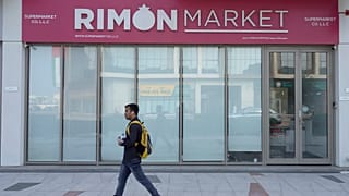 Περαστικός έξω από την αγορά κοσέρ στο Ντουμπάι που διηύθυνε ο ραβίνος Ζβι Κόγκαν