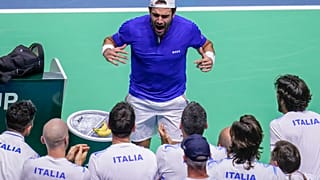 Matteo Berrettini festeggia dopo aver battuto l'australiano Thanasi Kokkinakis durante la semifinale di Coppa Davis al Martin Carpena Sports Hall a Malaga