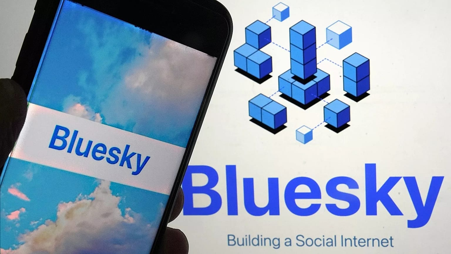 DOSYA - Bluesky uygulaması 2 Haziran 2023'te New York'ta bir cep telefonunda, solda ve bir dizüstü bilgisayar ekranında gösteriliyor.