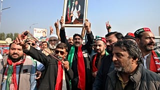 أصنار عمران خان يرفعون صورة له خلال تظاهرة في مدينة بيشارو في شمال غرب باكستان، الأحد 24 تشرين الأول/ نوفمبر. 