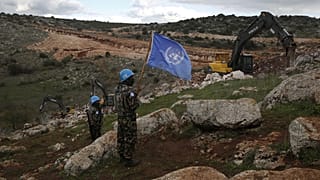 UNIFIL békefenntartók figyelik, ahogy izraeliek megpróbálják lerombolni a Hezbollah által épített alagutakat 2019. december 13-án.