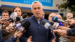 O candidato independente Calin Georgescu fala aos meios de comunicação social depois de registar a sua candidatura às eleições presidenciais do país, 1 de outubro de 2024