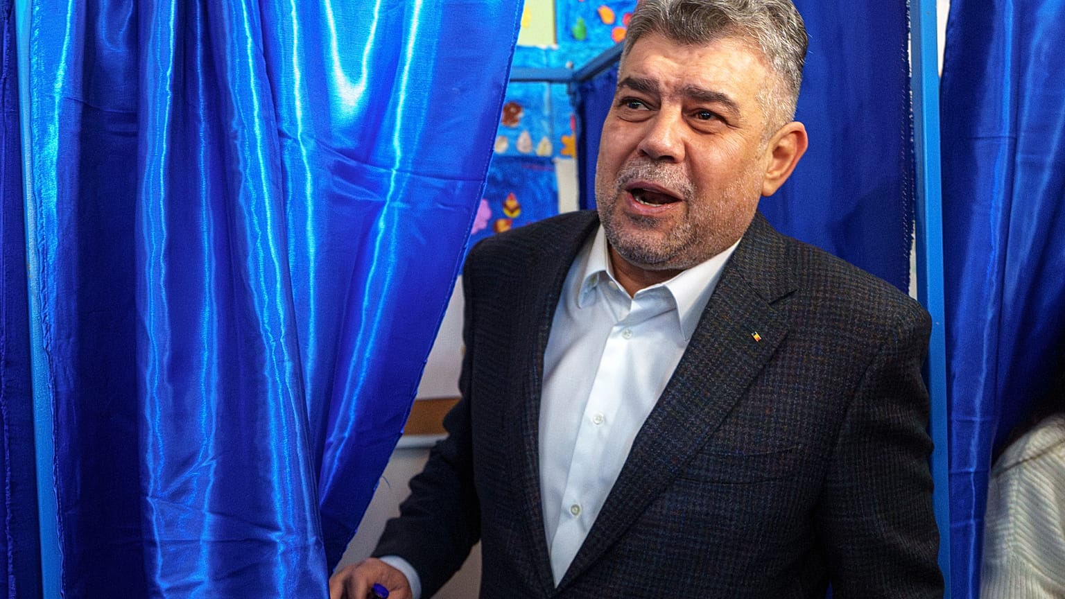 El primer ministro rumano, Marcel Ciolacu, candidato del Partido Socialdemócrata o PSD en las elecciones presidenciales del país, sale de una cabina de votación en Bucarest