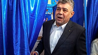 El primer ministro rumano, Marcel Ciolacu, candidato del Partido Socialdemócrata o PSD en las elecciones presidenciales del país, sale de una cabina de votación en Bucarest