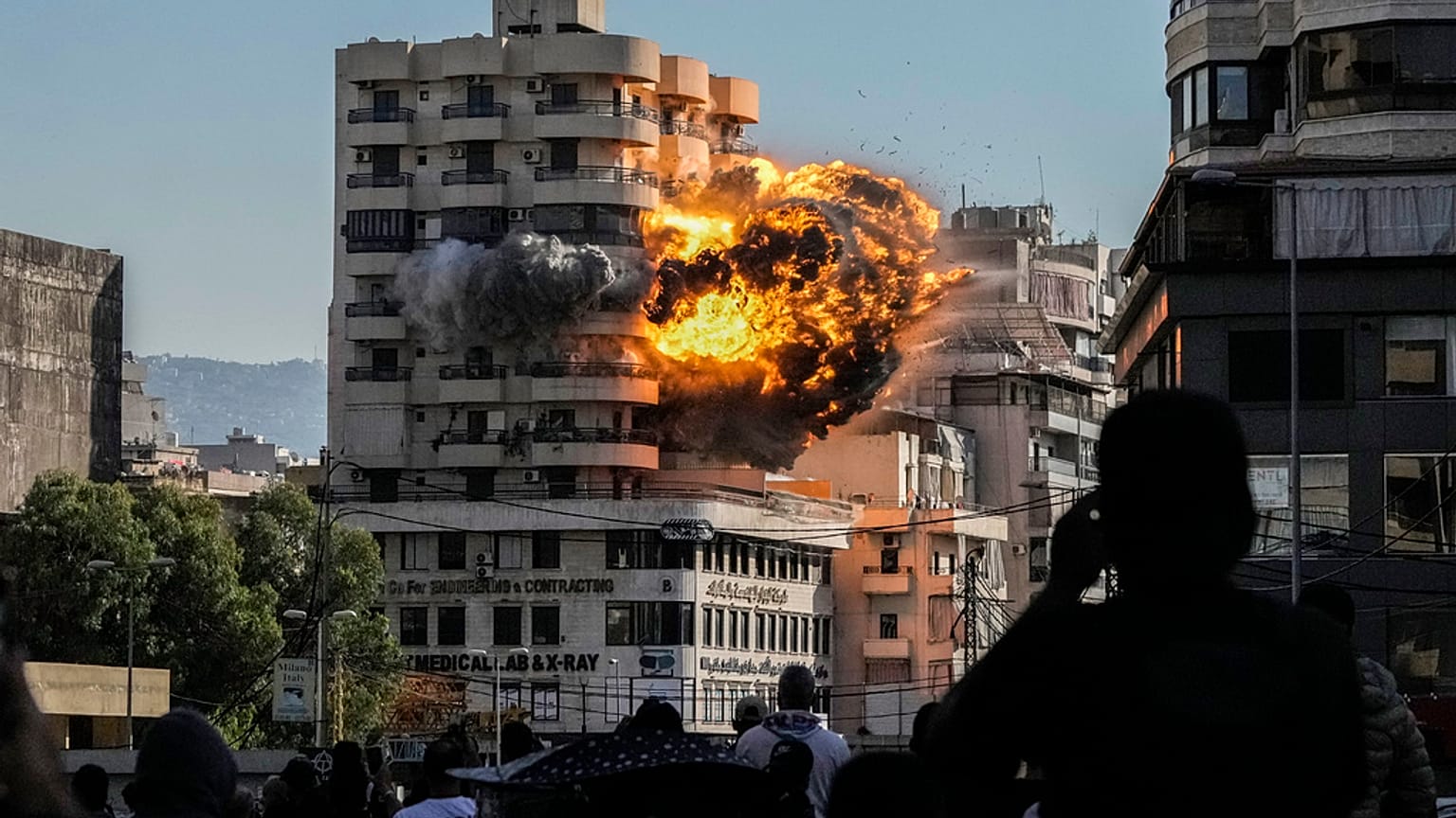 الدخان وألسنة اللهب تتصاعد من مبنى أصيب في غارة جوية إسرائيلية في الشياح، الضاحية الجنوبية لبيروت، لبنان، الجمعة، 22 نوفمبر/تشرين الثاني 2024.