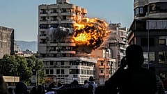 الدخان وألسنة اللهب تتصاعد من مبنى أصيب في غارة جوية إسرائيلية في الشياح، الضاحية الجنوبية لبيروت، لبنان، الجمعة، 22 نوفمبر/تشرين الثاني 2024.