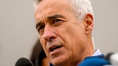 Calin Georgescu, candidato independente à presidência, fala aos meios de comunicação social depois de ter apresentado a sua candidatura às eleições presidenciais, em Bucareste, na Roménia.