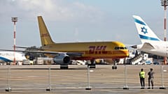 Um avião da DHL na pista