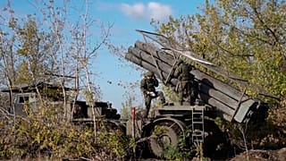 Российские военнослужащие управляют российской самоходной реактивной установкой залпового огня "Ураган" в неустановленном месте, понедельник, 25 ноября 2024 года. 