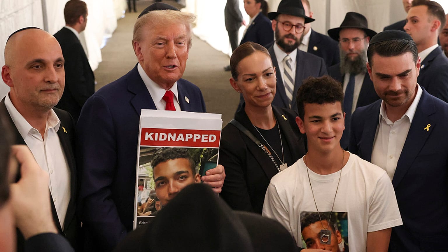 Trump és izraeli túsz-családtagok a terrortámadás évfordulóján - New York, 2024 október 7.