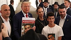 Trump és izraeli túsz-családtagok a terrortámadás évfordulóján - New York, 2024 október 7.