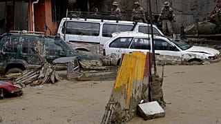 Des voitures sont partiellement ensevelies sous la boue suite au glissement de terrain déclenché par de fortes pluies à La Paz, en Bolivie, le 24.11.2024