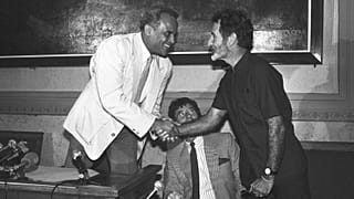Güney Afrikalı yazar Breyten Breytenbach, sağda, Amerikalı aktör ve şarkıcı Harry Belafonte Paris'te bir basın toplantısı sırasında el sıkışıyor - Haziran 1986