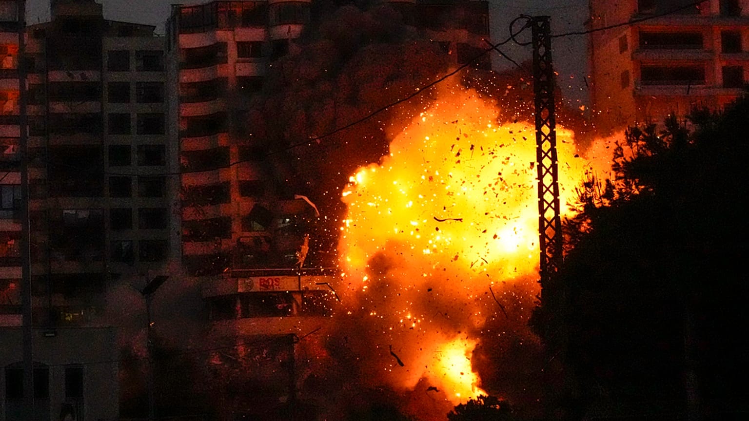 Fumo denso, fiamme e detriti si sprigionano da un attacco aereo israeliano che ha preso di mira un edificio a Tayouneh, Beirut, Libano,25 novembre 2024