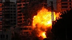 دخان كثيف وألسنة لهب وحطام ينبعث من غارة جوية إسرائيلية استهدفت مبنى في بلدة الطيونة في بيروت، لبنان، الاثنين، 25 نوفمبر/تشرين الثاني 2024.