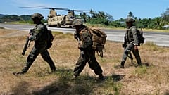 جنود فلبينيون يسيرون بجانب مروحية أمريكية من طراز CH-47 داخل القاعدة البحرية كاميلو أوسياز في بلدة سانتا آنا، مقاطعة كاغايان، شمال الفلبين يوم الاثنين، 6 أيار/مايو 2024