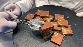 Service-Mitarbeiter bieten Kunden in einem Lindt-Geschäft "Dubai-Schokolade" an, während limitierte Tafeln der Schokolade verkauft werden, in Aachen, Deutschland, Donnerstag,