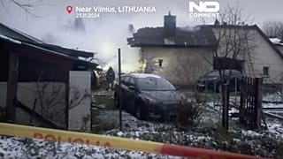 Litvanya'nın başkenti Vilnius yakınlarında bir kargo uçağı iniş sırasında iki katlı bir eve çarptı.