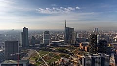 Vista do horizonte de Milão com o arranha-céus Unicredit, no centro à direita. Vista do terraço do Palácio da Região da Lombardia. 13 de novembro de 2023.