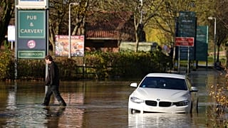 Bert Fırtınası İngiltere'nin Northampton kentinde aksamalara neden olmaya devam ederken Billing Aquadrome'da sel suları içinde mahsur kalan bir araç, 25 Kasım 2024