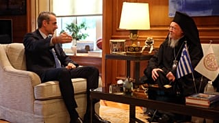 Ο πρωθυπουργός Κυριάκος Μητσοτάκης (Α) συνομιλεί με τον Οικουμενικό Πατριάρχη Βαρθολομαίο (Δ), κατά την διάρκεια της συνάντησής στο Μέγαρο Μαξίμου
