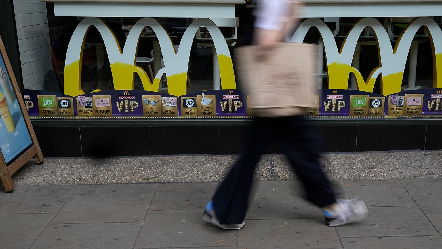 Una mujer pasa junto a un restaurante McDonald's en Londres en 2021.