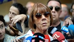 Gisele Pelicot fala à imprensa à saída do tribunal de Avignon, no sul de França, quinta-feira, 5 de setembro de 2024. 