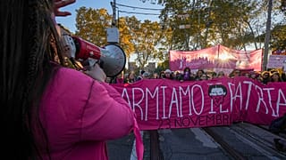 A "Non una di meno" által szervezett, a nők elleni erőszak elleni tüntetés Rómában, 2024. november 23-án.