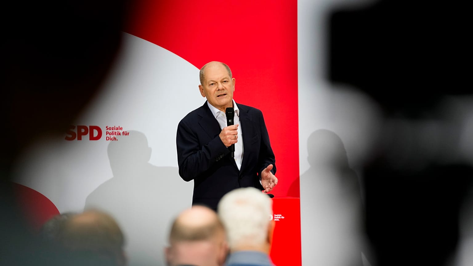 El Canciller Federal Olaf Scholz pronuncia su declaración de gobierno en el Bundestag alemán en Berlín.