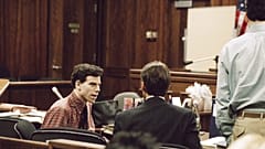 Erik Menendez, kendisi ve kardeşi Lyle'ın ebeveynlerini öldürmekle suçlandıkları çifte duruşma sırasında, 21 Temmuz 1993'te Van Nuys, Kaliforniya Yüksek Mahkemesinde oturuyor. 