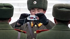 Um soldado norte-coreano tira fotografias dos seus colegas soldados na aldeia de tréguas de Panmunjom, na zona desmilitarizada (DMZ)30 de dezembro de 2009