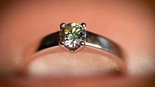 Gravuras invisíveis, diamantes éticos: a tecnologia que rastreia as pedras da mina até ao mercado