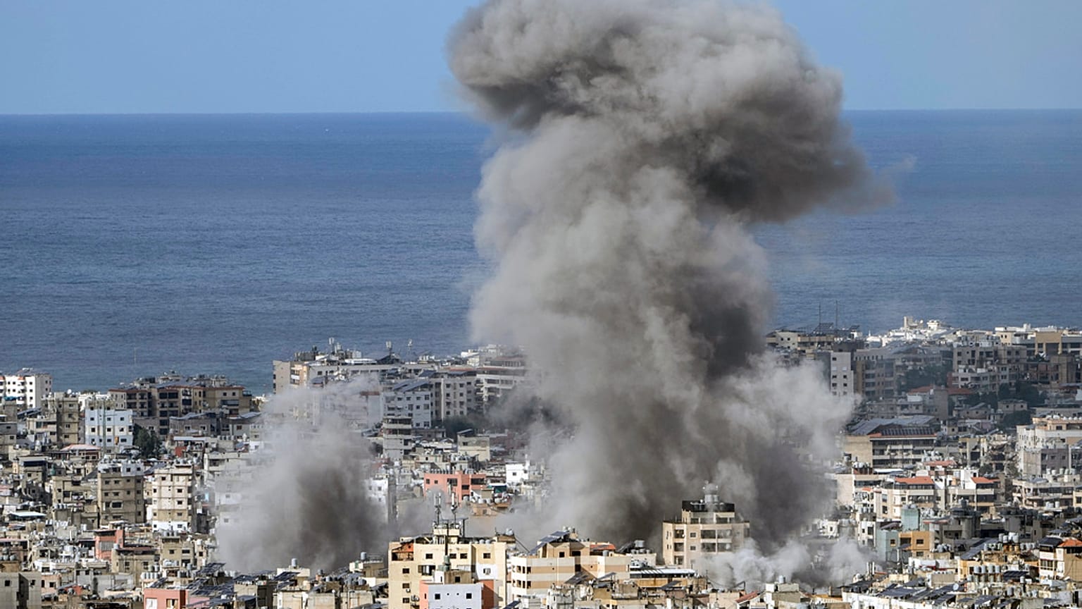 تصاعد الدخان بعد غارة جوية إسرائيلية على الضاحية الجنوبية لبيروت 25 تشرين الثاني نوفمبر 2024