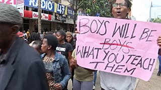 Ein Demonstrant gegen Frauenmorde mit einem Schild, Nairobi, Kenia am 25.11.2024