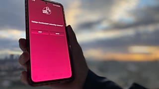 Bu fotoğrafta bir kişinin telefonunda Kadın Acil Destek İhbar Sistemi uygulaması görülüyor, 25 Kasım 2024