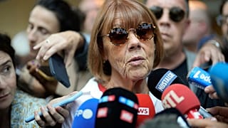 جيزيل بيليكوت تتحدث إلى وسائل الإعلام أثناء مغادرتها محكمة أفينيون جنوب فرنسا 5 أيلول سبتمبر 2024