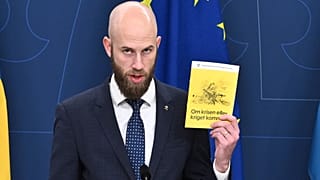 El ministro sueco de Defensa Civil, Carl-Oskar Bohlin, presenta la nueva versión del folleto Si llega la crisis o la guerra en Estocolmo, Suecia.