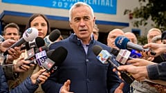 Calin Georgescu, concorrendo como candidato independente à presidência, fala à comunicação social depois de registar a sua candidatura às eleições presidenciais do país, em Bucareste, na Roménia.
